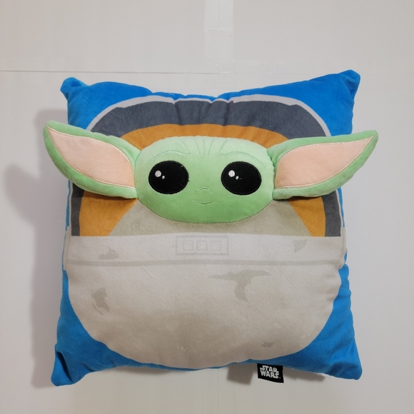 Baby Yoda plush pillow - Picture 2 of 3